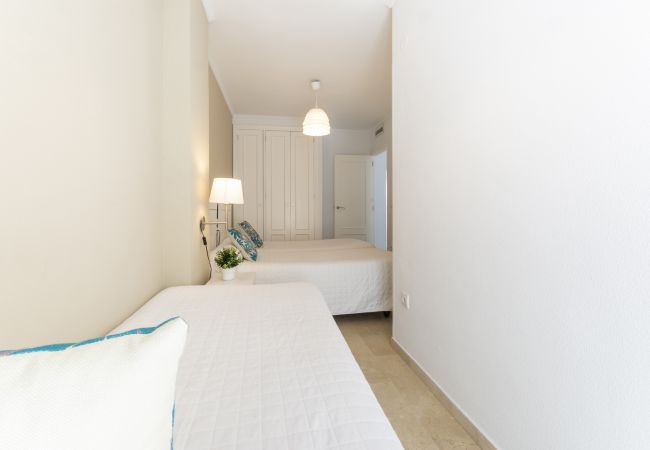 Apartamento en Playa de Gandía - Piscina CLIMATIZADA, Decorado en estilo moderno, con wifi gratis, 5 piscinas, Padel-ALQUILER SOLO FAMILIAS Apartamento en Playa de Gandía - Piscina CLIMATIZADA, Decorado en estilo moderno, con wifi gratis, 5 piscinas, Padel-ALQUILER SOLO FAMILIAS