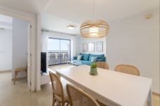 Apartamento en Playa de Gandía - Piscina CLIMATIZADA, Decorado en estilo moderno, con wifi gratis, 5 piscinas, Padel-ALQUILER SOLO FAMILIAS