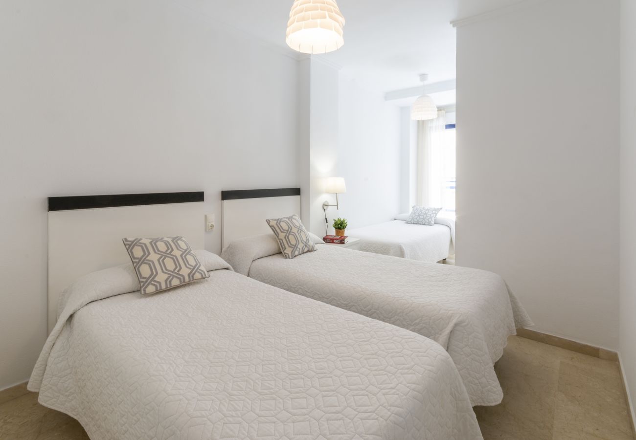 Apartamento en Playa de Gandía - Apartamento con 5 piscinas, Piscina CLIMATIZADA / wifi  GRATIS/ BBQ. Moderna decoración. Ideal para familias.-ALQUILER SOLO FAMILIAS