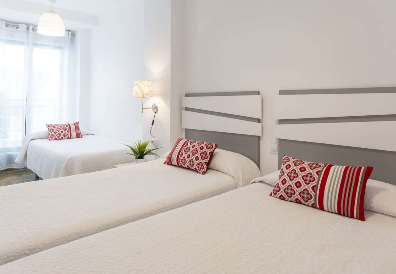 Apartamento en Playa de Gandía - Apartamento con piscinas / wifi / BBQ. Moderna decoración. Ideal para familias.-ALQUILER SOLO FAMILIAS