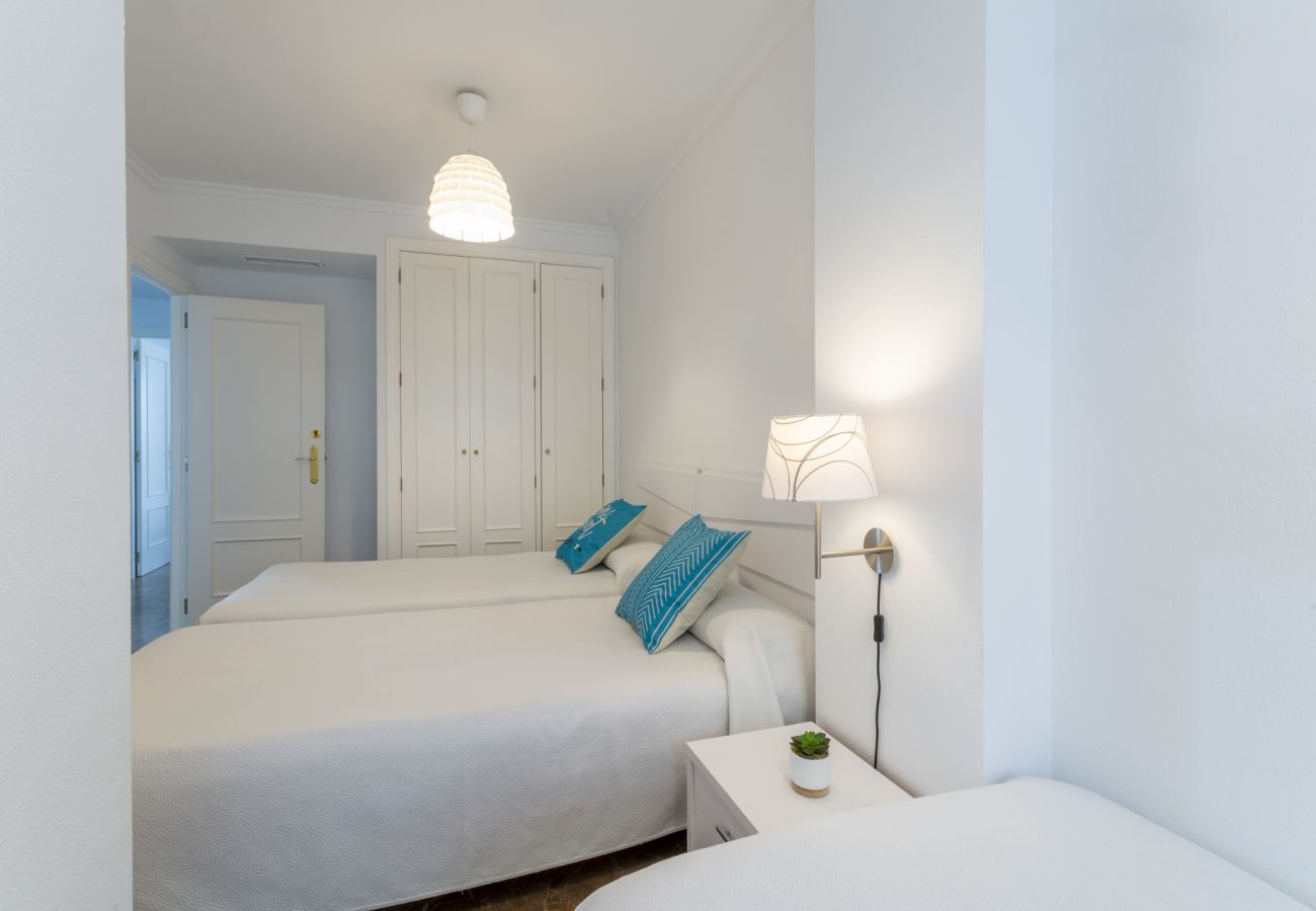 Apartamento en Playa de Gandía - Bonito apartamento familiar con 5 Piscinas / Wifi gratis/ Gym / Padel-ALQUILER SOLO FAMILIAS