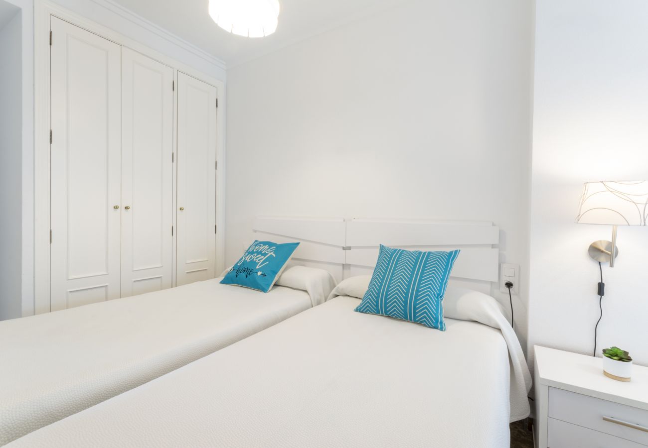 Apartamento en Playa de Gandía - Bonito apartamento familiar con 5 Piscinas / Wifi gratis/ Gym / Padel-ALQUILER SOLO FAMILIAS