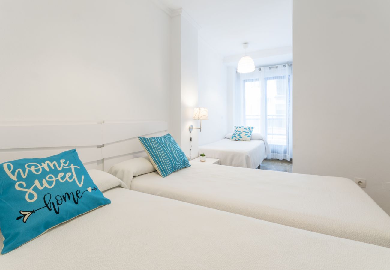 Apartamento en Playa de Gandía - Bonito apartamento familiar con 5 Piscinas / Wifi gratis/ Gym / Padel-ALQUILER SOLO FAMILIAS