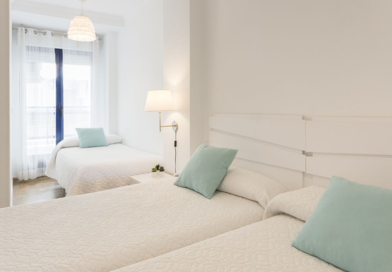 Apartamento en Playa de Gandía - Increíble apartamento con Piscina climatizada, WIFI GRATIS, y 5 piscinas, padel, BBQ-ALQUILER SOLO FAMILIAS