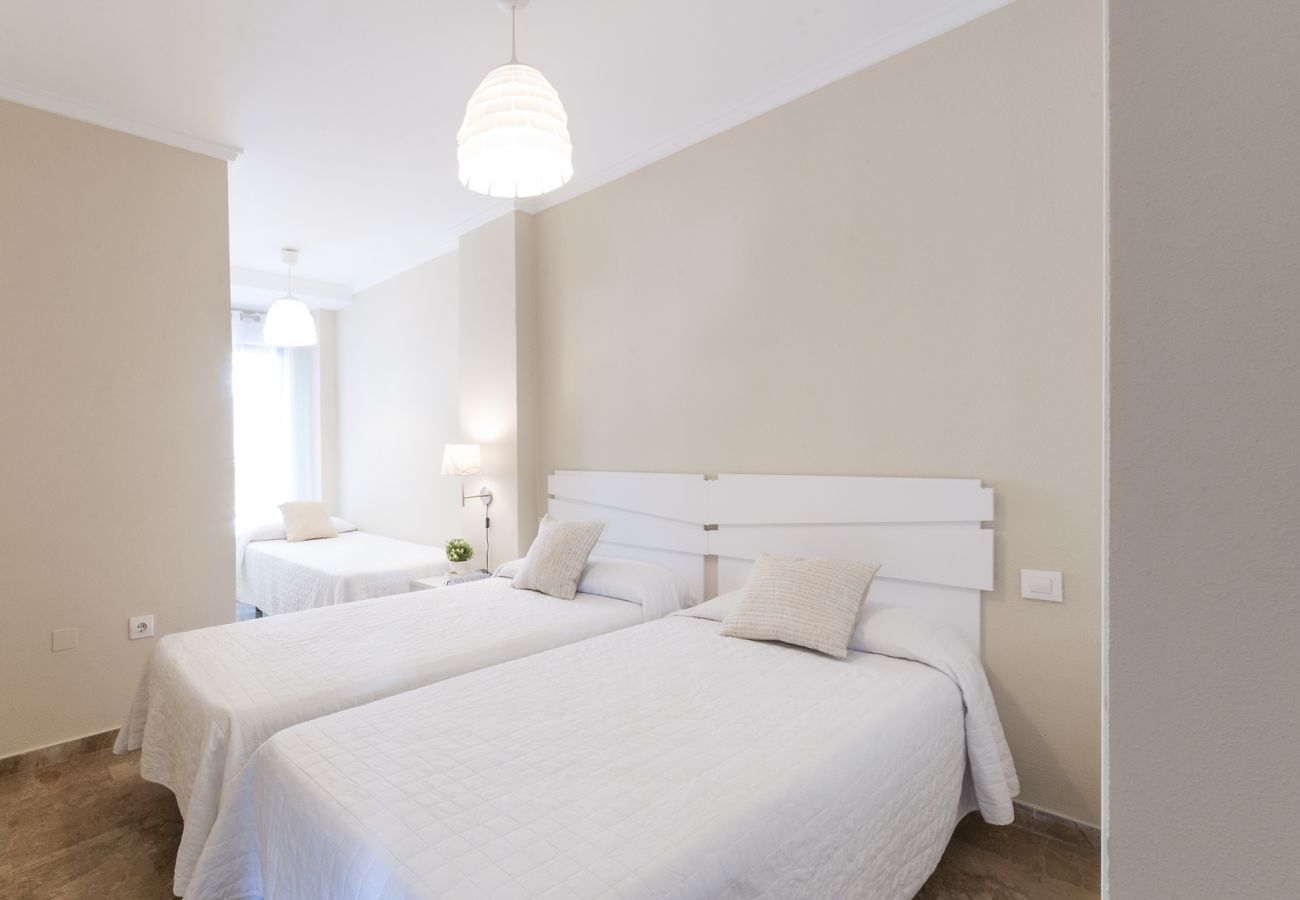 Apartamento en Playa de Gandía - Apartamento con moderna decoración. ALQUILER SOLO FAMILIAS