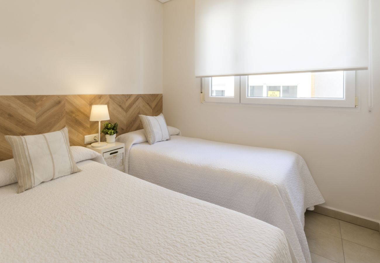 Apartamento en Playa de Gandía - Bonito apartamento de 2 dormitorios. Wifi-ALQUILER SOLO FAMILIAS