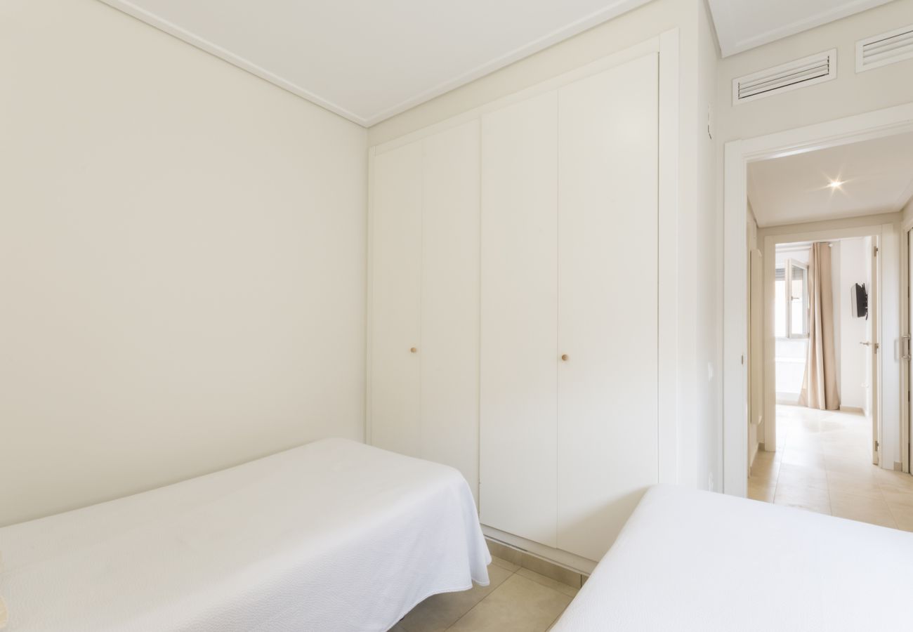 Apartamento en Playa de Gandía - Apartamento decorado en estilo moderno, con wifi. -ALQUILER SOLO FAMILIAS