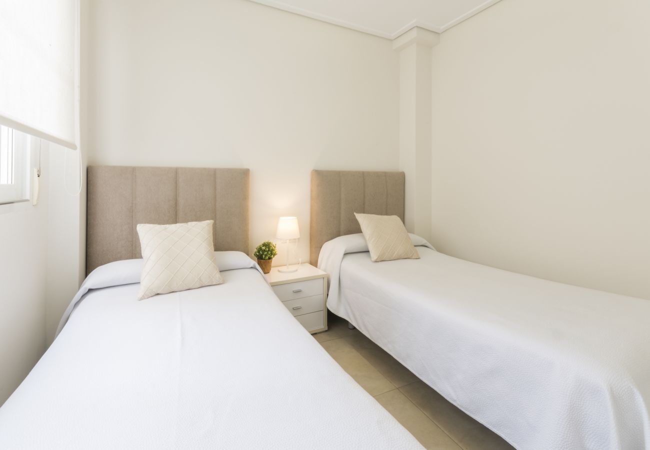 Apartamento en Playa de Gandía - Apartamento decorado en estilo moderno, con wifi. -ALQUILER SOLO FAMILIAS