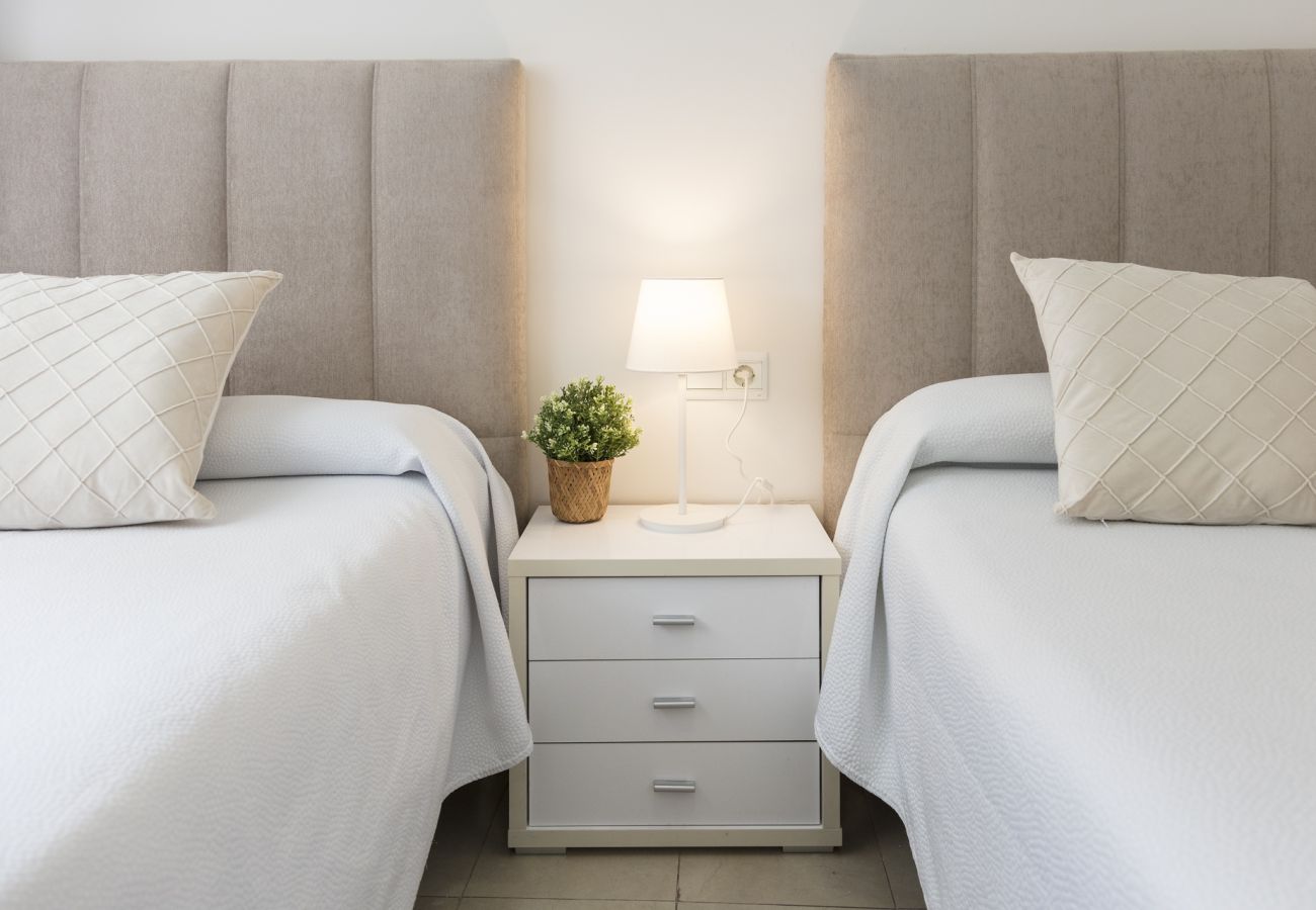 Apartamento en Playa de Gandía - Apartamento decorado en estilo moderno, con wifi. -ALQUILER SOLO FAMILIAS