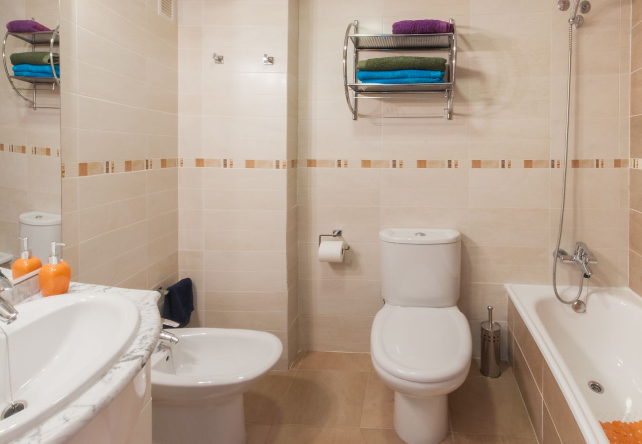 Apartamento en Playa de Gandía - Bonito apartamento de 2 dormitorios. Piscina. Wifi gratis, Sauna-ALQUILER SOLO FAMILIAS