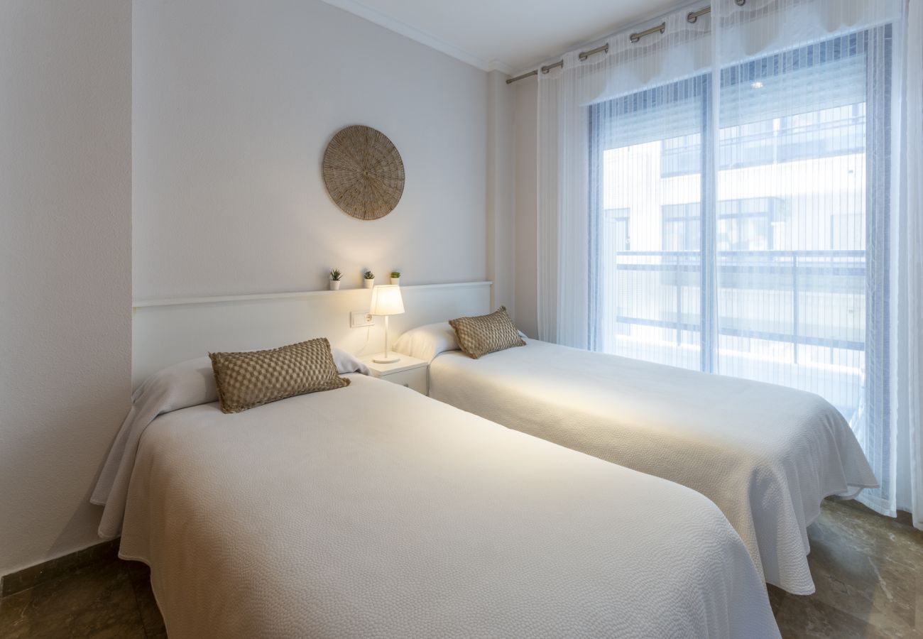 Apartamento en Playa de Gandía - Bonito apartamento de 2 dormitorios. Piscina. Wifi gratis, Sauna-ALQUILER SOLO FAMILIAS