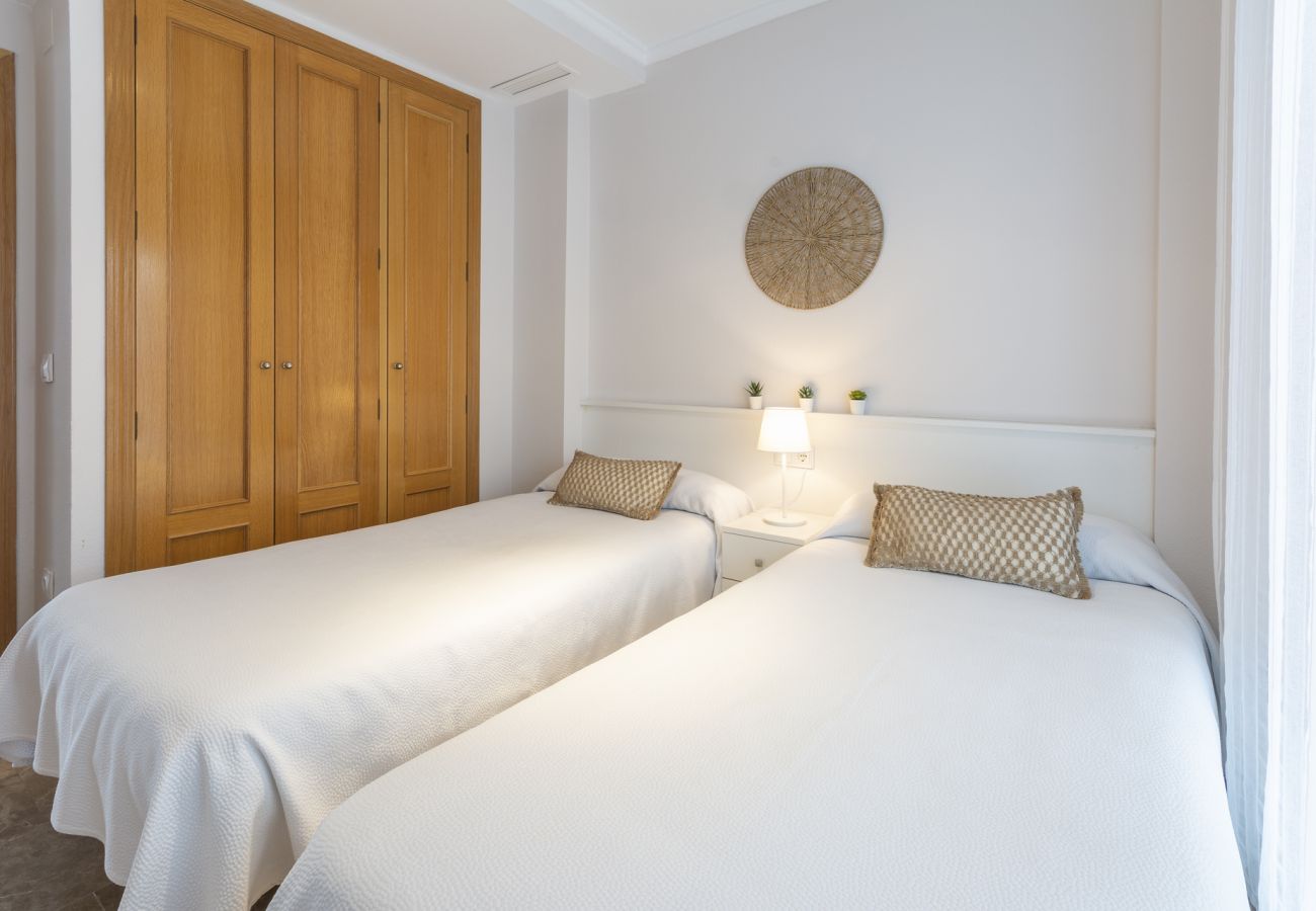 Apartamento en Playa de Gandía - Bonito apartamento de 2 dormitorios. Piscina. Wifi gratis, Sauna-ALQUILER SOLO FAMILIAS