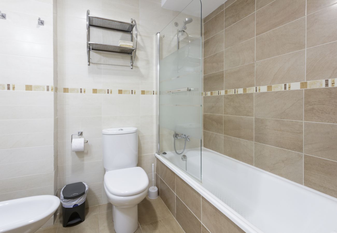 Apartamento en Playa de Gandía - Bonito apartamento de 2 dormitorios. Piscina. Wifi gratis, Sauna - ALQUILER SOLO FAMILIAS