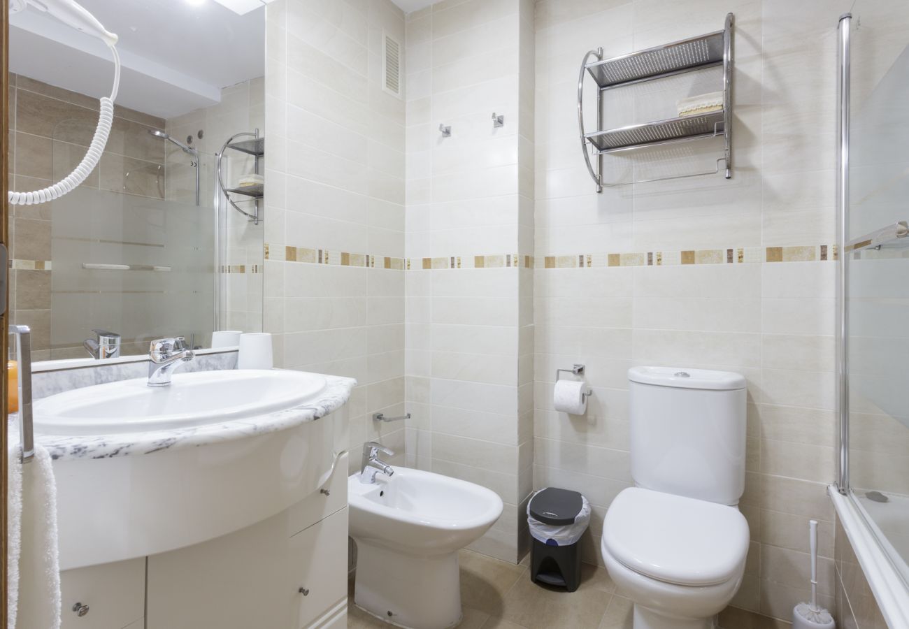 Apartamento en Playa de Gandía - Bonito apartamento de 2 dormitorios. Piscina. Wifi gratis, Sauna - ALQUILER SOLO FAMILIAS