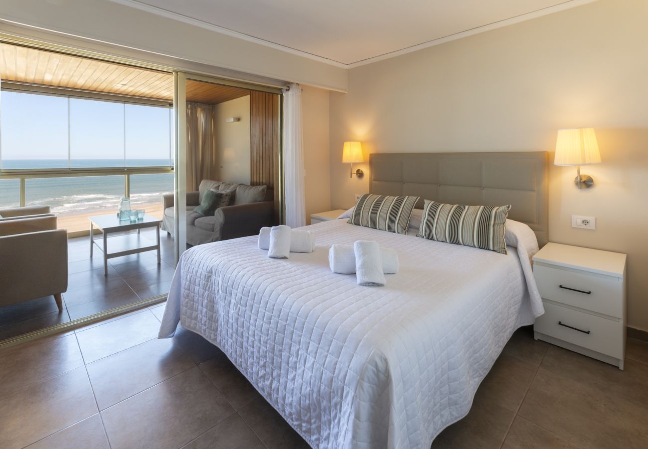 Apartamento en Playa de Gandía - Fabuloso apartamento acceso directo a la playa, WIFI, A/A vista panoramica-ALQUILER SOLO FAMILIAS