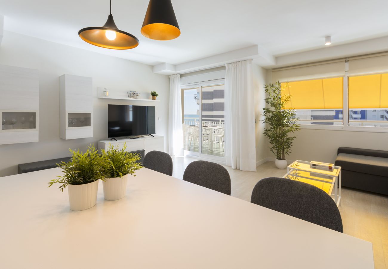 Apartamento en Playa de Gandía - Increíbles vistas al mar / piscina -ALQUILER SOLO FAMILIAS