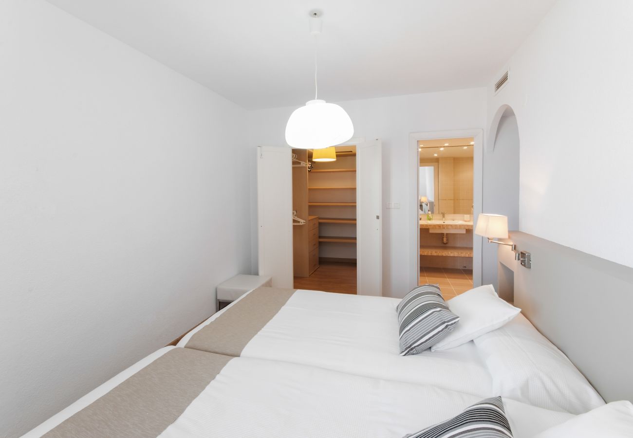 Apartamento en Playa de Gandía - Apartamento con vista al mar ubicado a pasos de la playa. Wifi gratis.-ALQUILER SOLO FAMILIAS