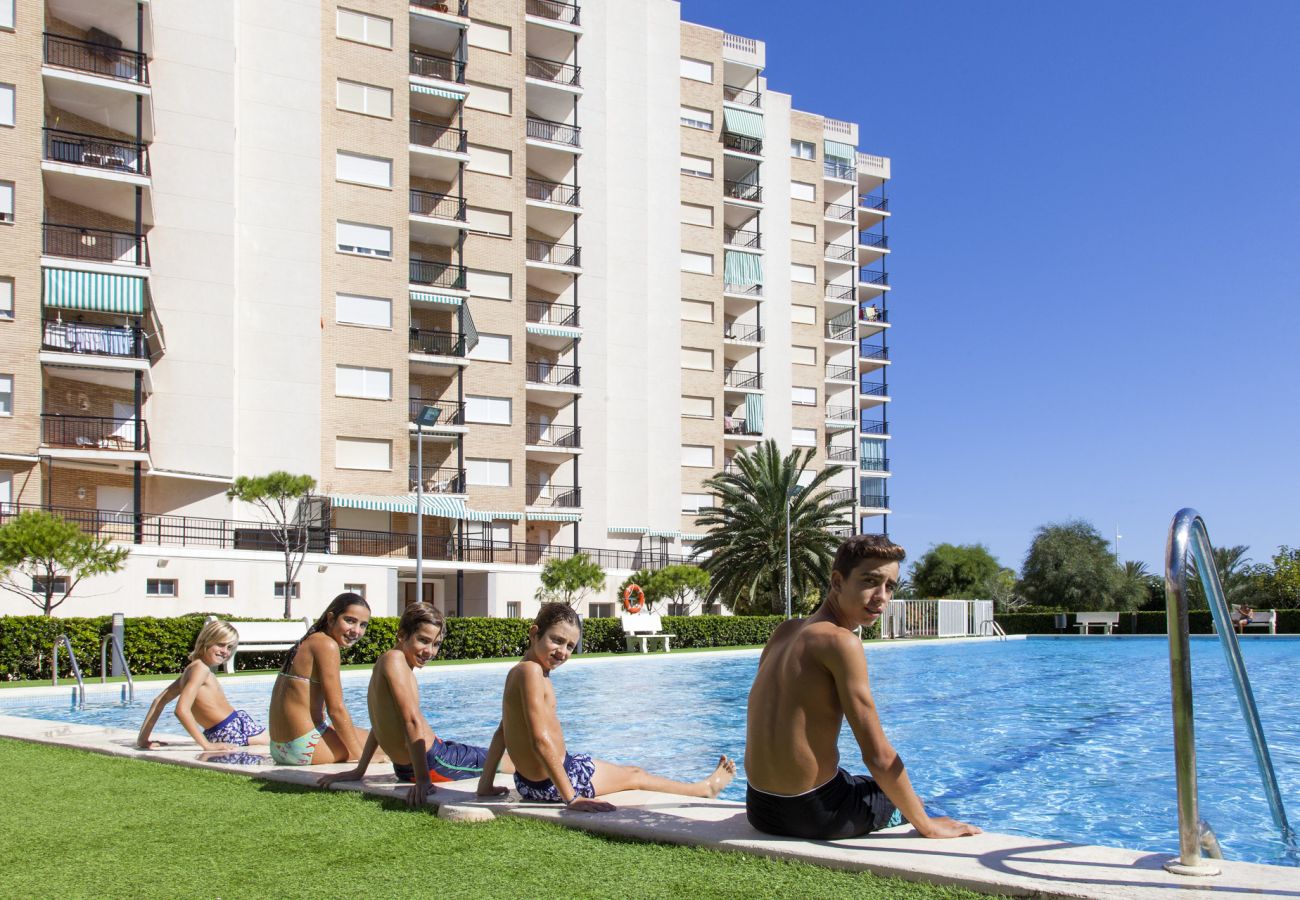 Apartamento en Playa de Gandía - Apartamento con vista al mar ubicado a pasos de la playa. Wifi gratis.-ALQUILER SOLO FAMILIAS