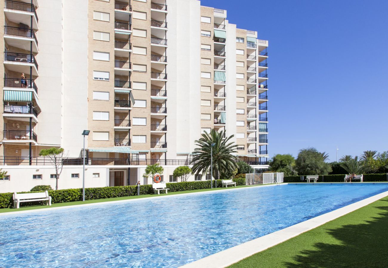 Apartamento en Playa de Gandía - Apartamento con vista al mar ubicado a pasos de la playa. Wifi gratis.-ALQUILER SOLO FAMILIAS