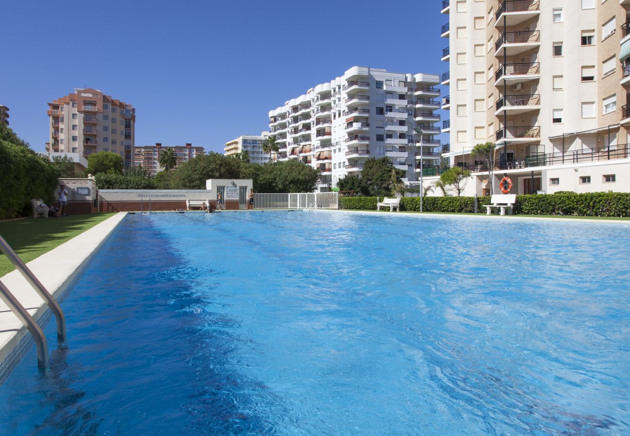 Apartamento en Playa de Gandía - Apartamento con vista al mar ubicado a pasos de la playa. Wifi gratis.-ALQUILER SOLO FAMILIAS