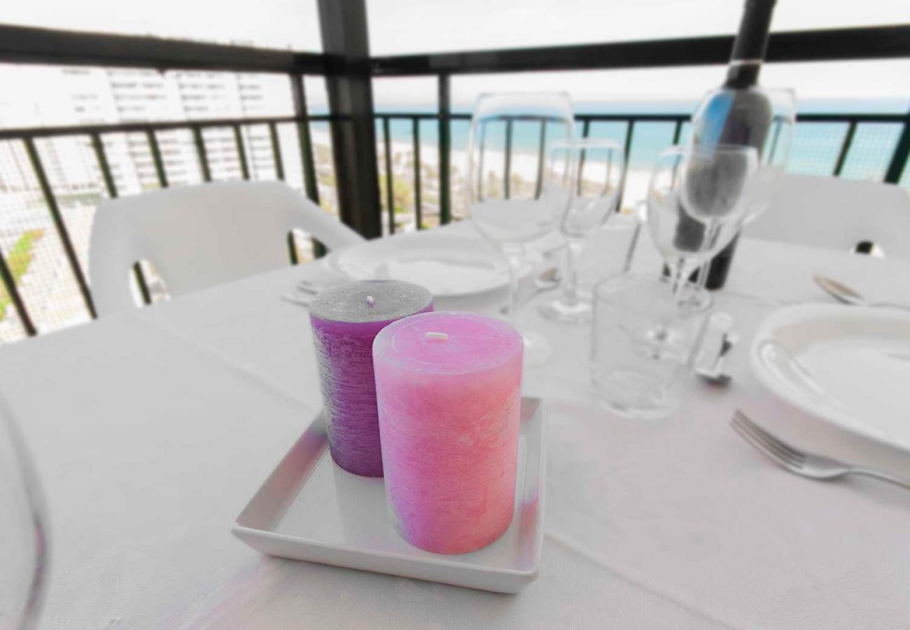 Apartamento en Playa de Gandía - Apartamento con vista al mar ubicado a pasos de la playa. Wifi gratis.-ALQUILER SOLO FAMILIAS