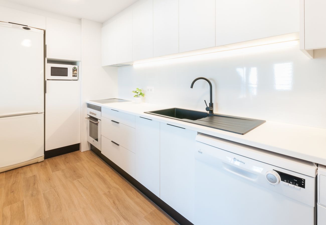 Apartamento en Playa de Gandía - Apartamento con vista al mar ubicado a pasos de la playa. Wifi gratis.-ALQUILER SOLO FAMILIAS