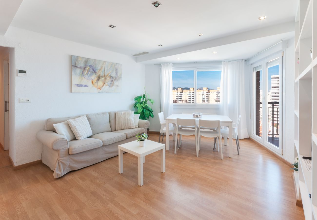 Apartamento en Playa de Gandía - Apartamento con vista al mar ubicado a pasos de la playa. Wifi gratis.-ALQUILER SOLO FAMILIAS