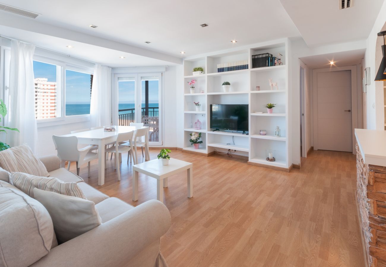 Apartamento en Playa de Gandía - Apartamento con vista al mar ubicado a pasos de la playa. Wifi gratis.-ALQUILER SOLO FAMILIAS