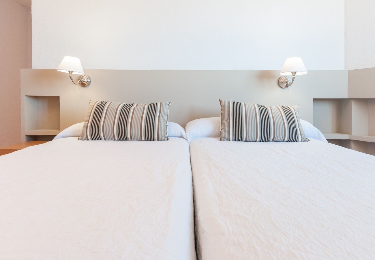 Apartamento en Playa de Gandía - Apartamento con vista al mar ubicado a pasos de la playa. Wifi gratis.-ALQUILER SOLO FAMILIAS