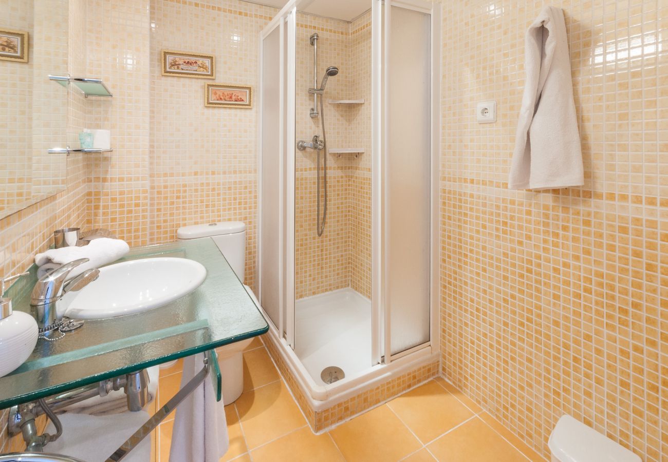 Apartamento en Playa de Gandía - Apartamento con vista al mar ubicado a pasos de la playa. Wifi gratis.-ALQUILER SOLO FAMILIAS