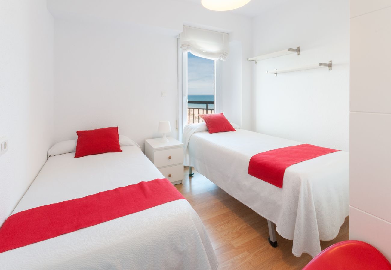 Apartamento en Playa de Gandía - Apartamento con vista al mar ubicado a pasos de la playa. Wifi gratis.-ALQUILER SOLO FAMILIAS