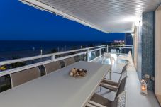 Apartamento en Playa de Gandía - Increíble! Lujoso apartamento frente al mar 27m2 de terraza, wifi FIBRA 150MBS, A/A, Parking-ALQUILER SOLO FAMILIAS