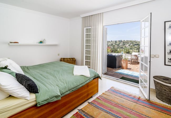 Adosado de 3 dormitorios con terraza en Aloha Pueblo Dormitorio de casa adosada de 3 dormitorios con terraza en Aloha Pueblo