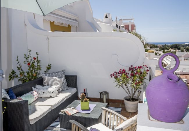 Adosado de 3 dormitorios con terraza en Aloha Pueblo Terraza de casa adosada de 3 dormitorios con terraza en Aloha Pueblo