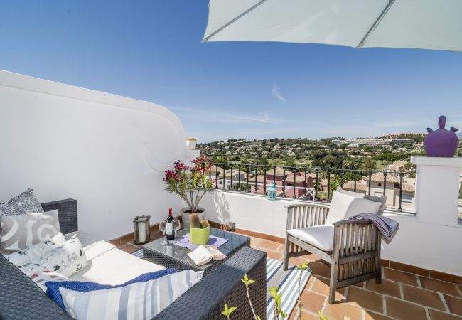 Adosado de 3 dormitorios con terraza en Aloha Pueblo Terraza abierta de casa adosada de 3 dormitorios con terraza en Aloha Pueblo