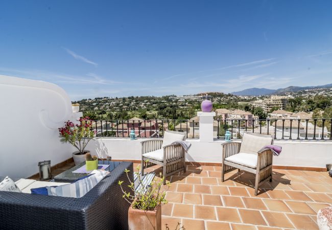 Adosado de 3 dormitorios con terraza en Aloha Pueblo Terraza de casa adosada de 3 dormitorios con terraza en Aloha Pueblo