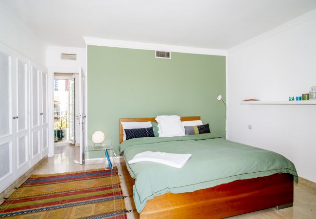 Adosado de 3 dormitorios con terraza en Aloha Pueblo Dormitorio de casa adosada de 3 dormitorios con terraza en Aloha Pueblo