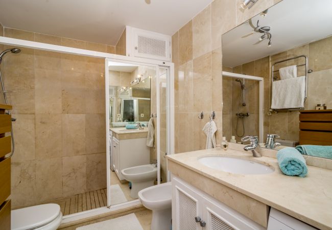 Adosado de 3 dormitorios con terraza en Aloha Pueblo Baño de casa adosada de 3 dormitorios con terraza en Aloha Pueblo
