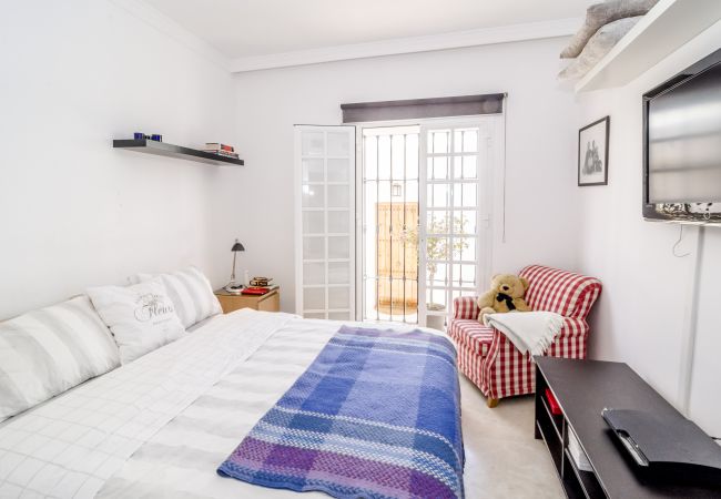 Adosado de 3 dormitorios con terraza en Aloha Pueblo Dormitorio de casa adosada de 3 dormitorios con terraza en Aloha Pueblo