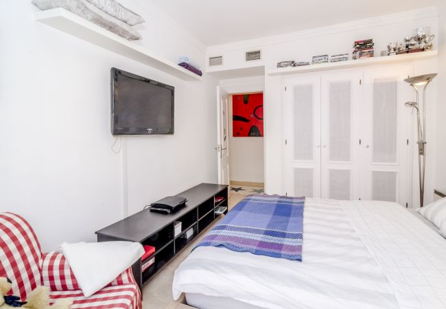 Adosado de 3 dormitorios con terraza en Aloha Pueblo Dormitorio de casa adosada de 3 dormitorios con terraza en Aloha Pueblo
