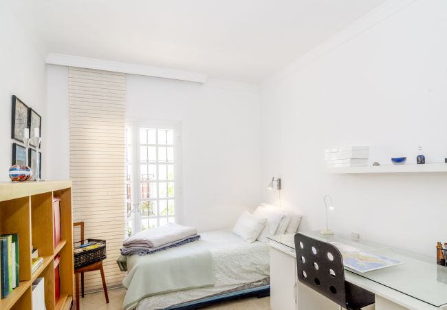 Adosado de 3 dormitorios con terraza en Aloha Pueblo Dormitorio de casa adosada de 3 dormitorios con terraza en Aloha Pueblo
