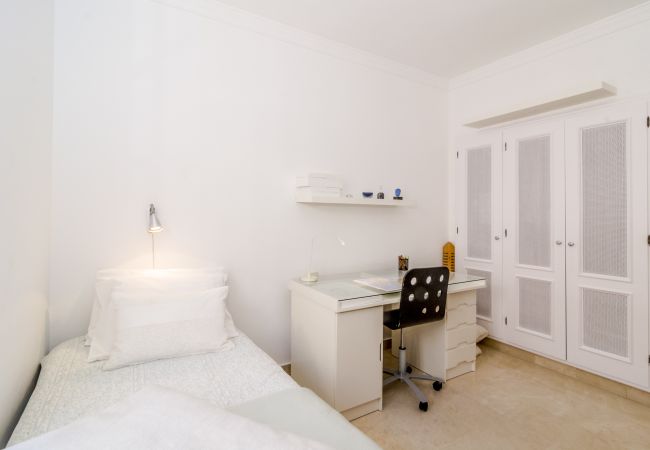 Adosado de 3 dormitorios con terraza en Aloha Pueblo Dormitorio de casa adosada de 3 dormitorios con terraza en Aloha Pueblo