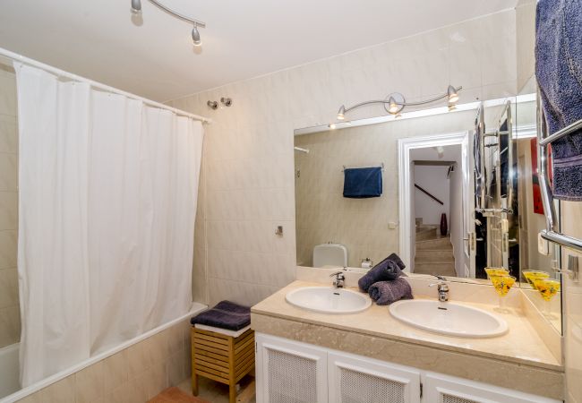 Adosado de 3 dormitorios con terraza en Aloha Pueblo Baño de casa adosada de 3 dormitorios con terraza en Aloha Pueblo