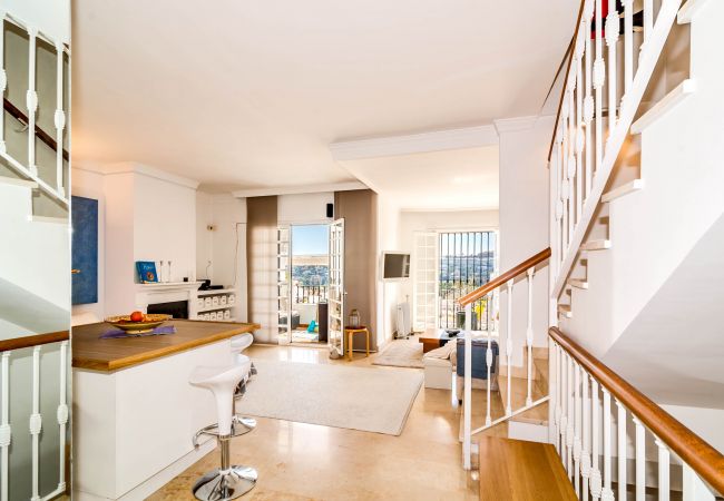Adosado de 3 dormitorios con terraza en Aloha Pueblo Sala de estar de casa adosada de 3 dormitorios con terraza en Aloha Pueblo