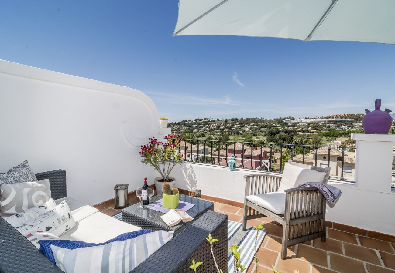 Adosado de 3 dormitorios con terraza en Aloha Pueblo Terraza abierta de casa adosada de 3 dormitorios con terraza en Aloha Pueblo