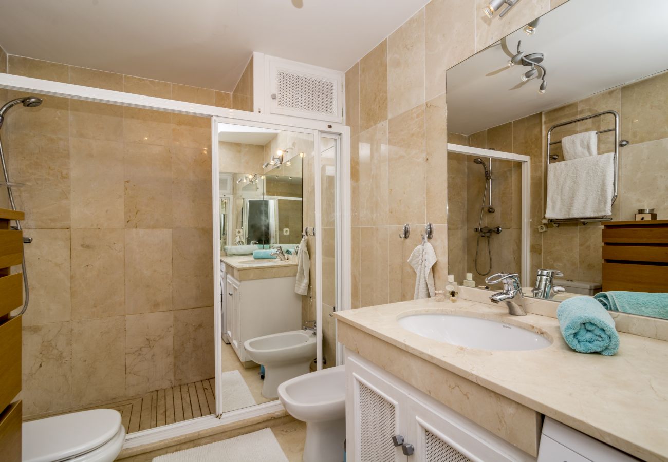 Adosado de 3 dormitorios con terraza en Aloha Pueblo Baño de casa adosada de 3 dormitorios con terraza en Aloha Pueblo