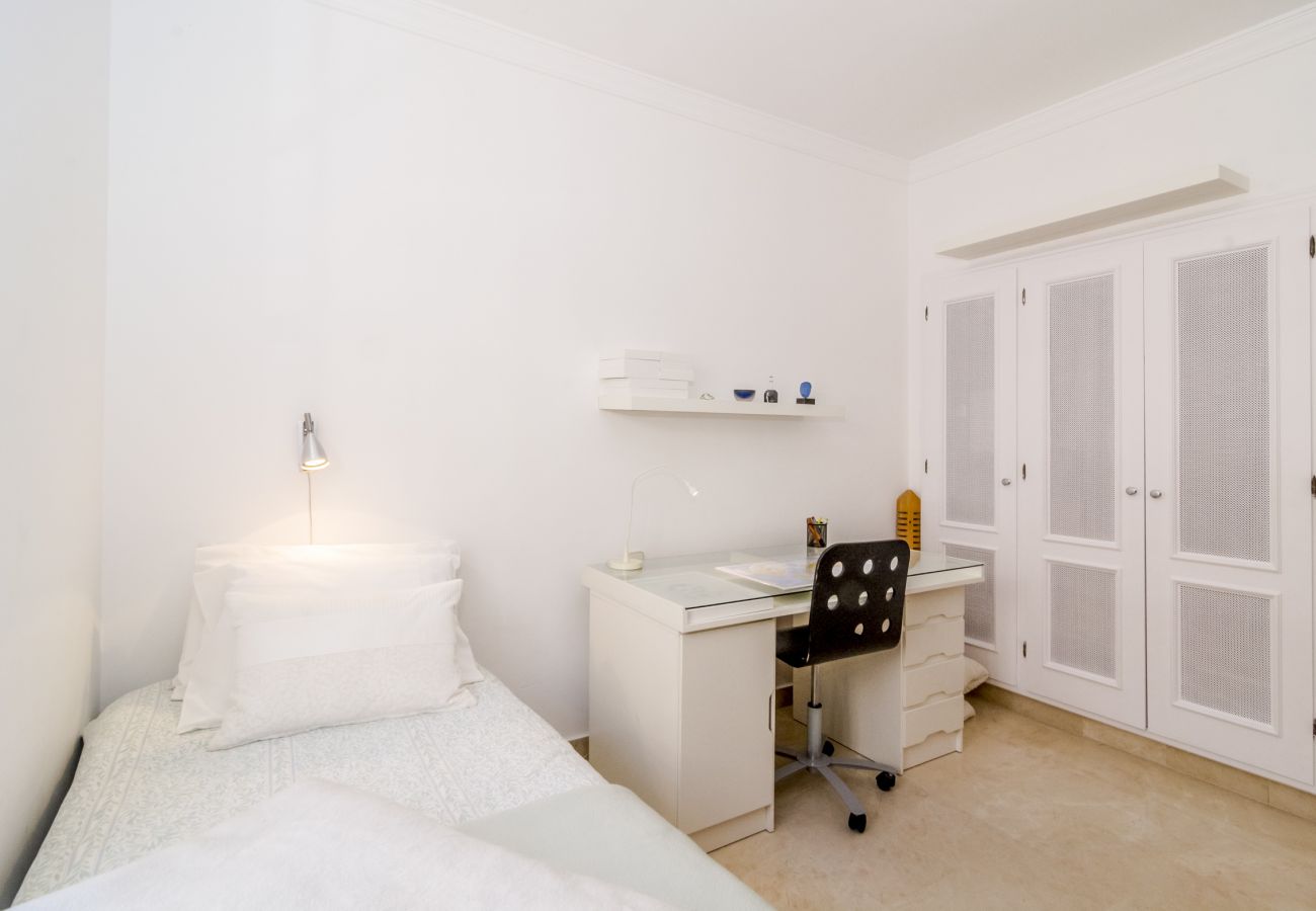 Adosado de 3 dormitorios con terraza en Aloha Pueblo Dormitorio de casa adosada de 3 dormitorios con terraza en Aloha Pueblo
