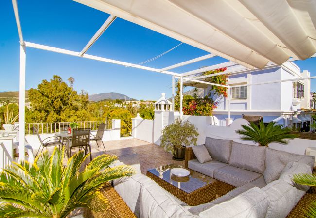 vista desde la azotea en Aloha pueblo marbella. Amplia terraza con fantásticas vistas sobre Nueva Andalucia. Barbacoa, mesa comedor y salón. Aloha Pueblo