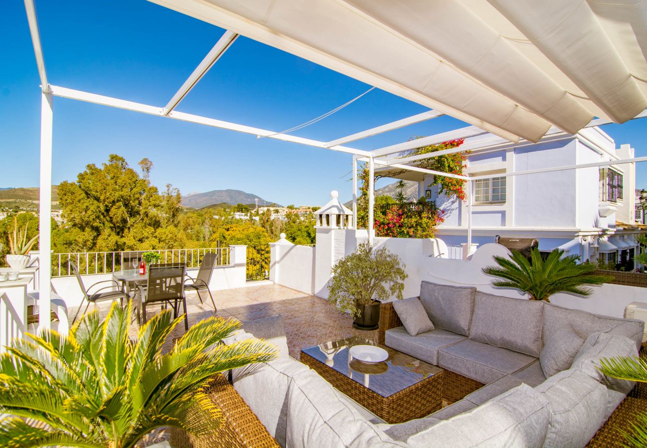vista desde la azotea en Aloha pueblo marbella. Amplia terraza con fantásticas vistas sobre Nueva Andalucia. Barbacoa, mesa comedor y salón. Aloha Pueblo