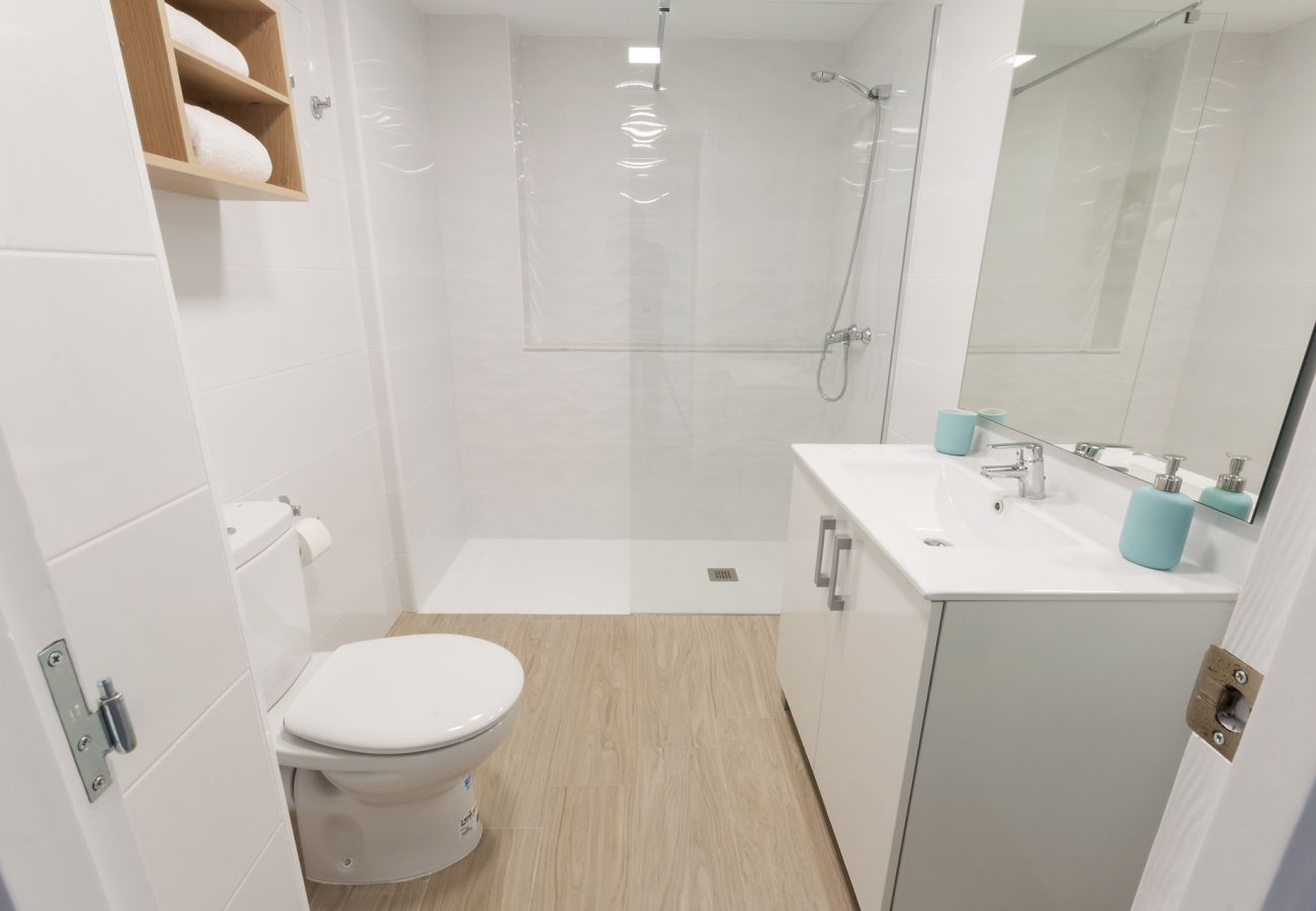 Apartamento en Playa de Gandía - Apartamento frente al mar a pocos pasos de la playa.-ALQUILER SOLO FAMILIAS